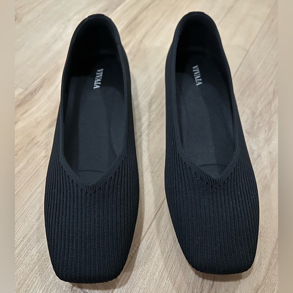 Vivaia Women's Black Flats